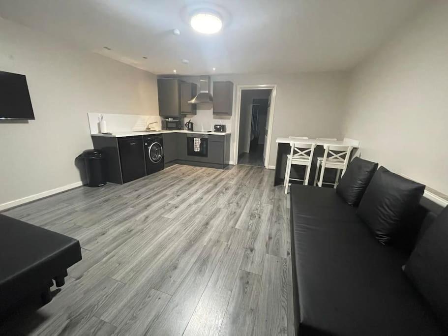Hosted By Ryan - 2 Bedroom Apartment Liverpool Dış mekan fotoğraf